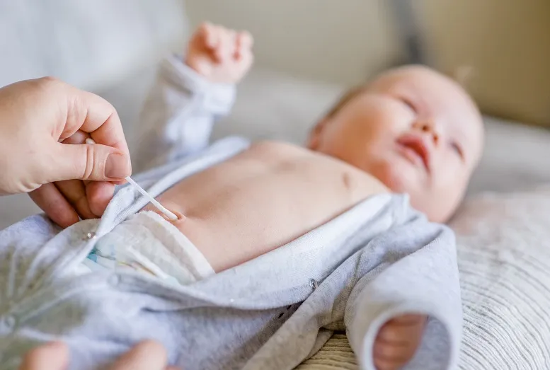 Pielęgnacja pępka noworodka w pierwszych dniach po urodzeniu: spirytus czy woda? 