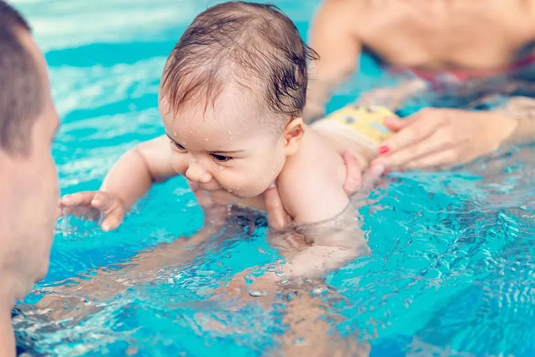 niemowle w basenie