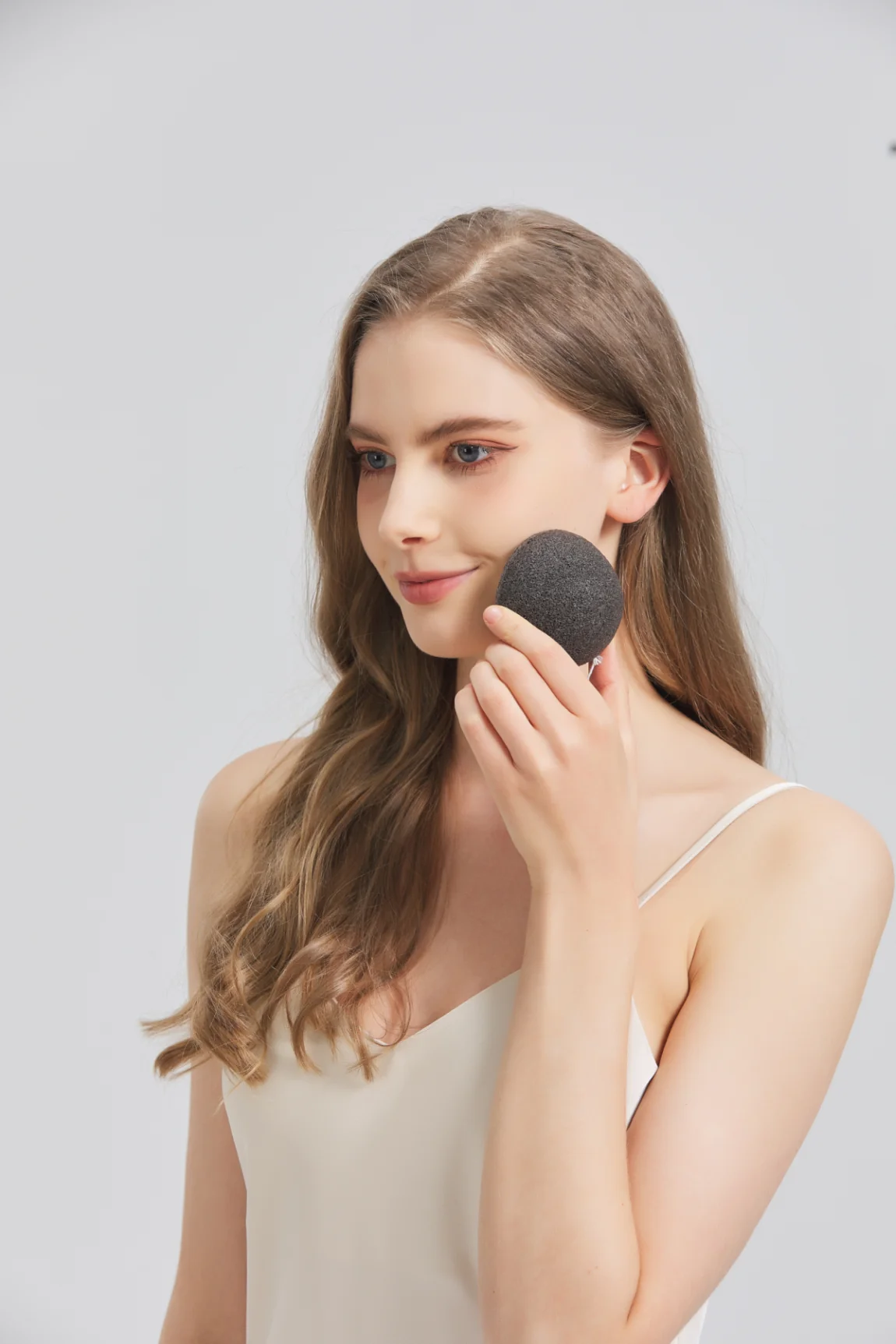 Sister Young Pura black, naturalna gąbka konjac do twarzy, 1 sztuka