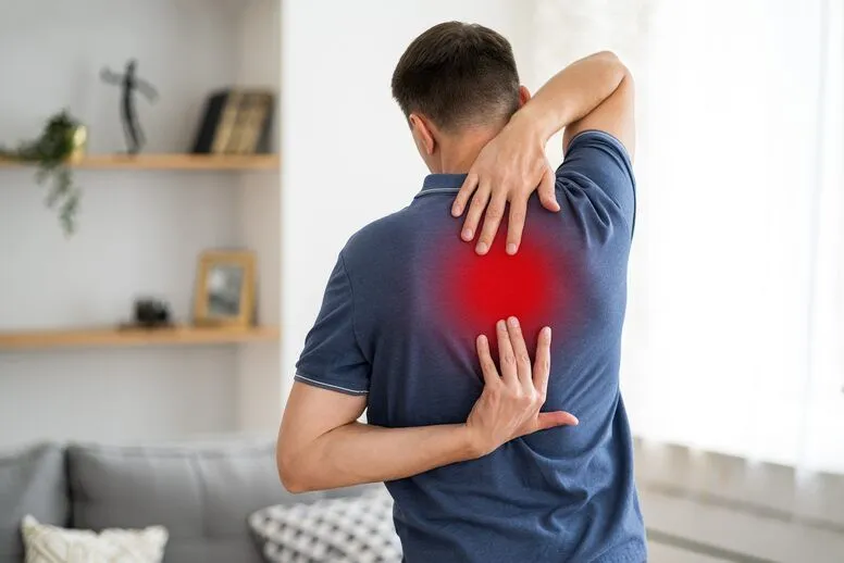 Ból pleców między łopatkami – jakie są przyczyny i jak sobie radzić?
