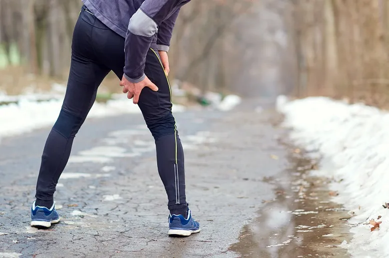 Stłuczenie biodra po bieganiu – jak szybko wrócisz do treningów?