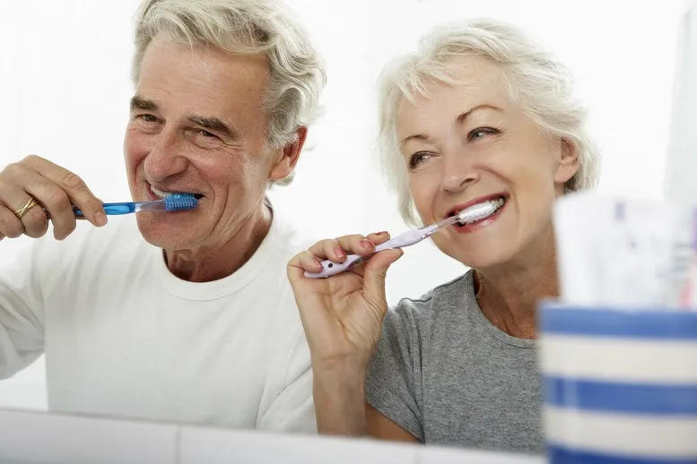 Ruszające się zęby u dorosłych - mycie zębów