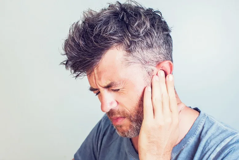 mężczyzna odczuwający ból ucha
