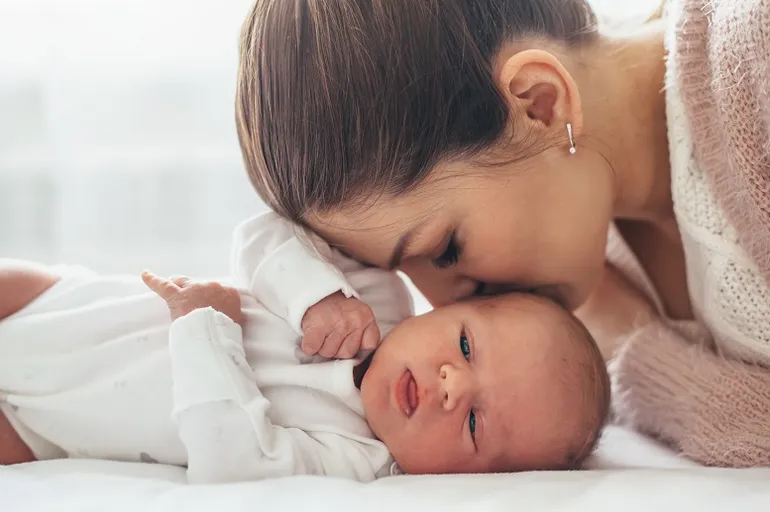 instinto maternal en una madre joven