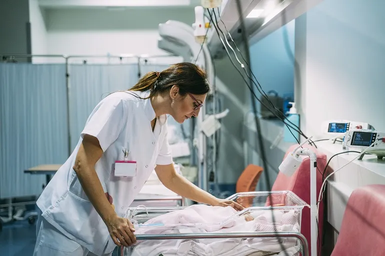 dziecko po porodzie w szpitalu
