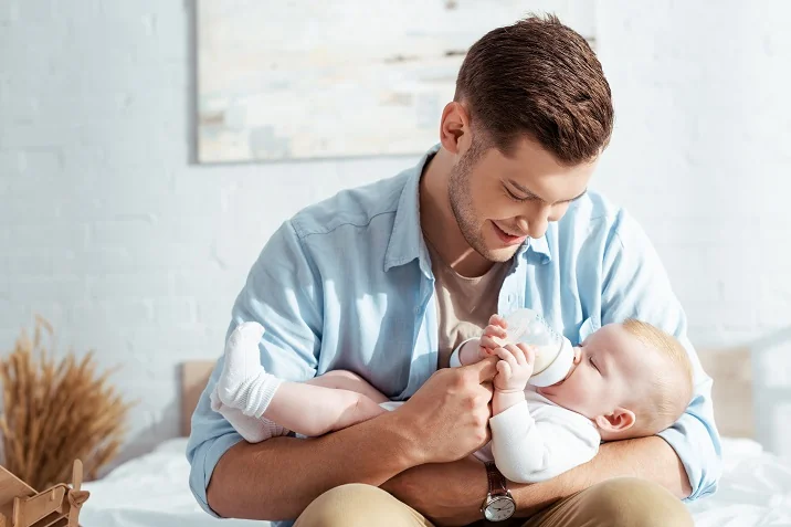 Ojciec karmiący dziecko Ojciec karmiący dziecko