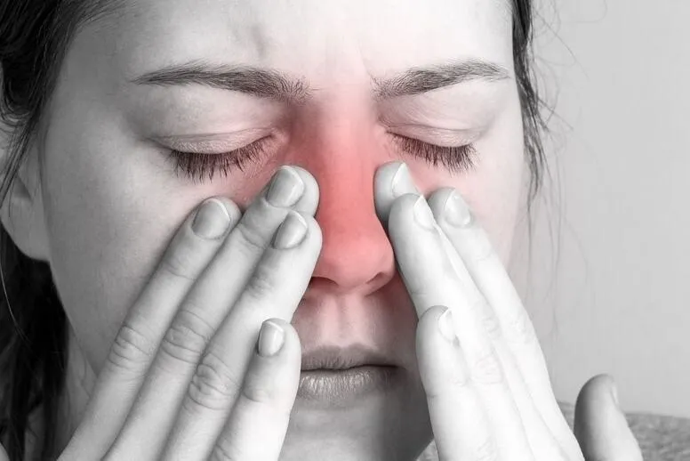 Zapalenie błony śluzowej nosa – przyczyny, objawy i leczenie