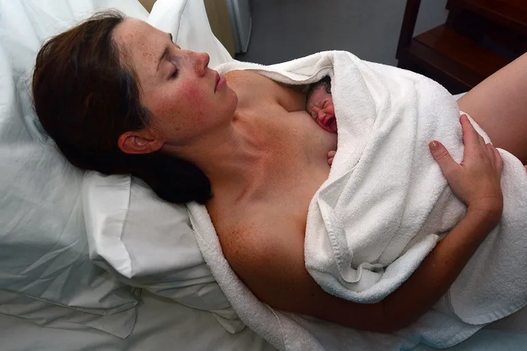 madre con un hijo después del parto en el agua