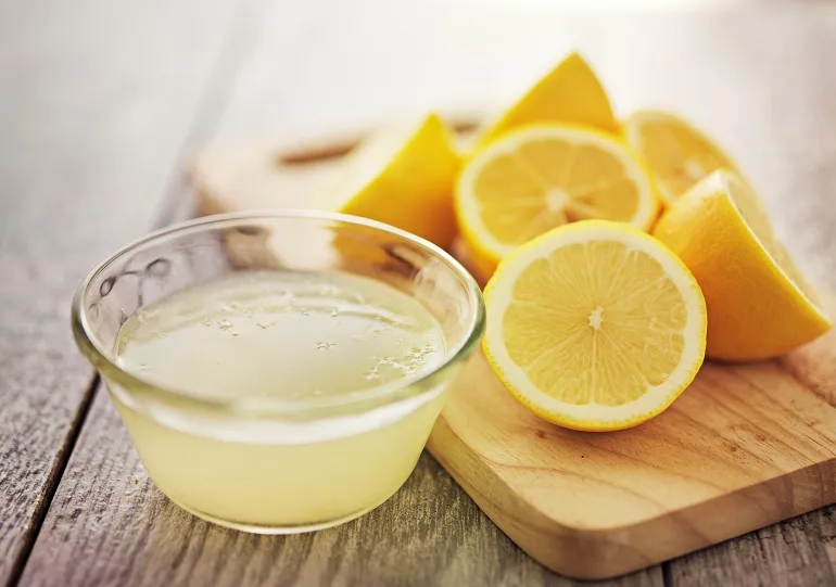 Zmywanie samoopalacza sokiem z cytryny