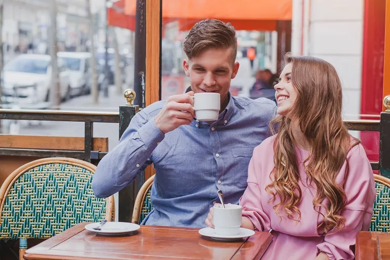 mężczyzna i kobieta w restauracji piją kawę