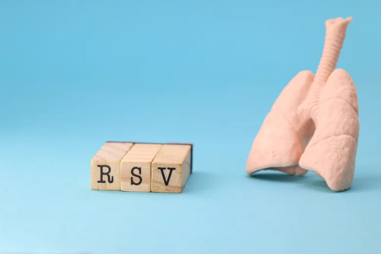 RSV a grypa – jakie są różnice i jak wygląda leczenie w przypadku tych wirusów?