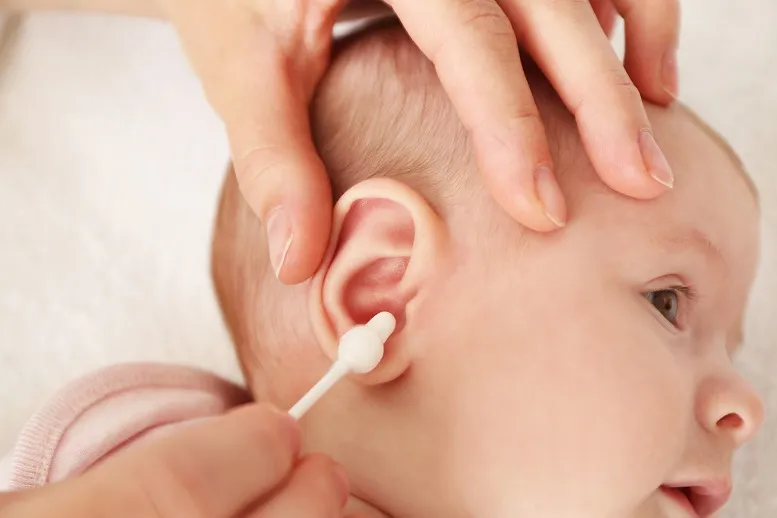 Czyszczenie uszu niemowlaka. Uważaj z patyczkami do uszu!