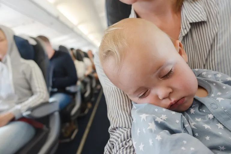 Cómo sobrevivir a un vuelo con un bebé