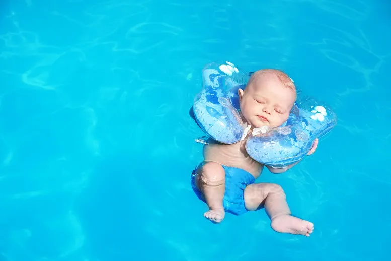 Niemowlak na basenie − jak przygotować się na letnie pluskanie?