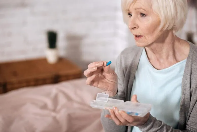 Jak podać leki starszej osobie, która nie chce ich brać? 7 sposobów