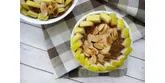 Kakaowy budyń jaglany z gruszką i prażonymi migdałami − rzucaj słodycze małymi krokami