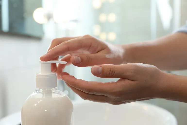 mycie pomarszczonych rąk