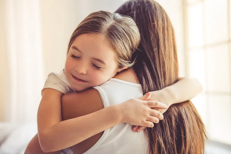 Matczyne przytulanie − co oznacza dla rozwoju Twojej osobowości?