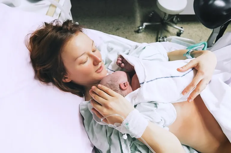 mamá y bebé justo después de dar a luz