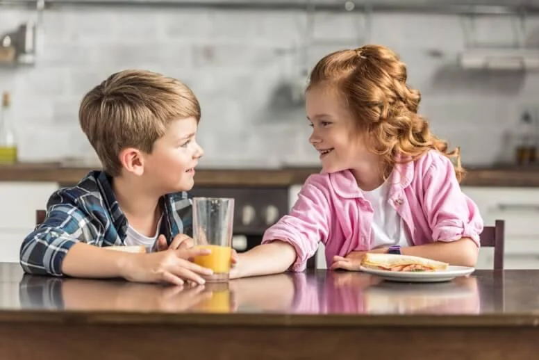 Witaminy dla dzieci w wieku szkolnym – o jakie substancje warto uzupełniać dietę malucha?