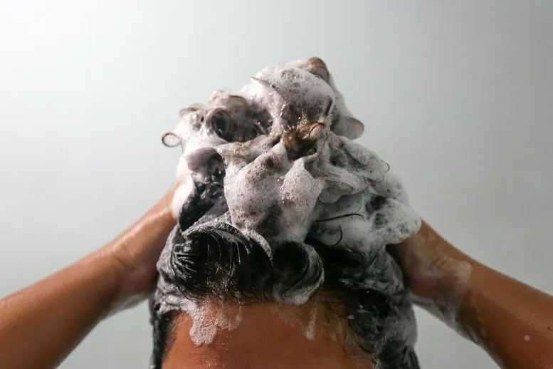 Mycie włosów kręconych