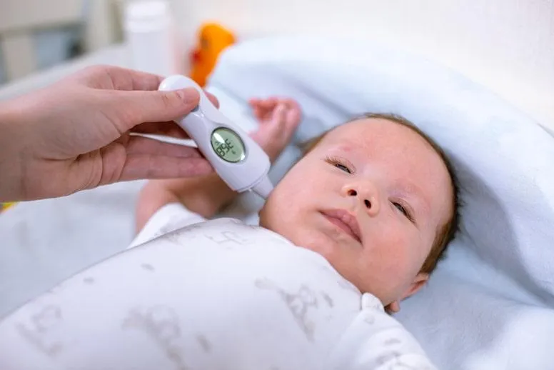 Stan podgorączkowy u niemowlaka – co może oznaczać?