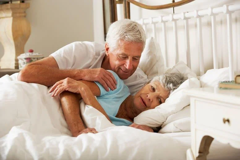 Życie seksualne seniorów. Co warto wiedzieć o intymności osób po 60. roku życia?