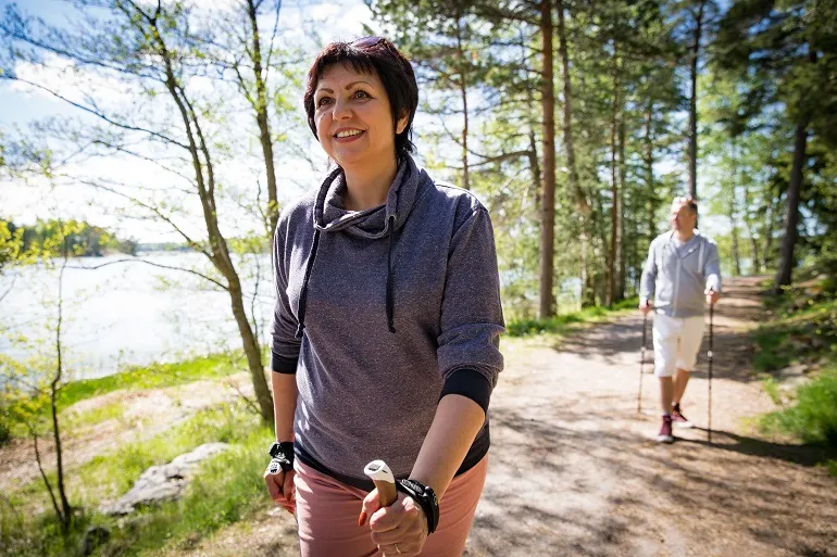 nordic walking en el bosque