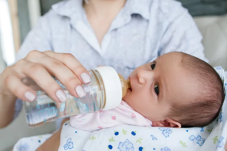 Woda z glukozą dla niemowlaka − eksperci odradzają!