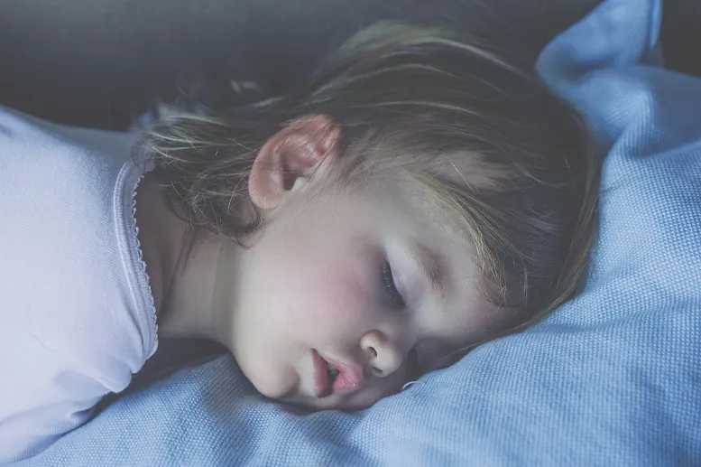 śpiące dziecko - nauka samodzielenego zasypiania