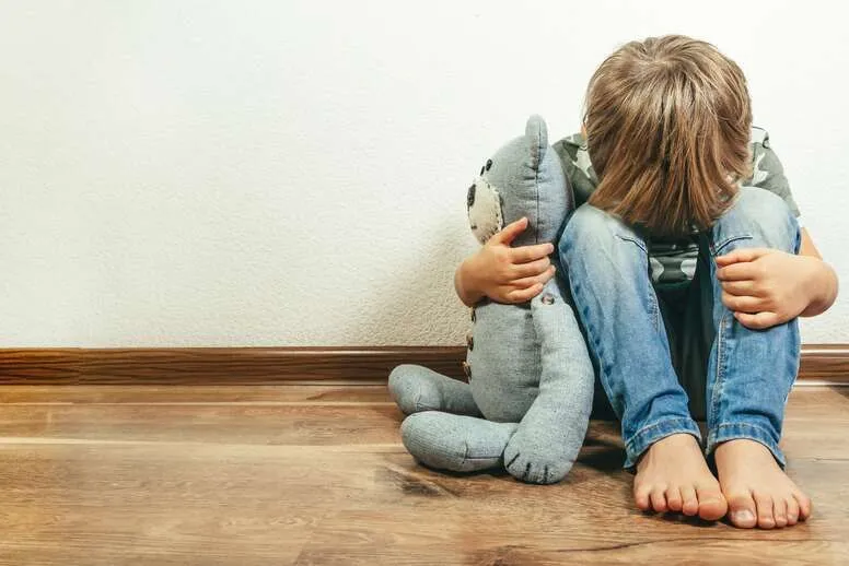 Lęk separacyjny u dziecka – jak się objawia i jak sobie z nim radzić?