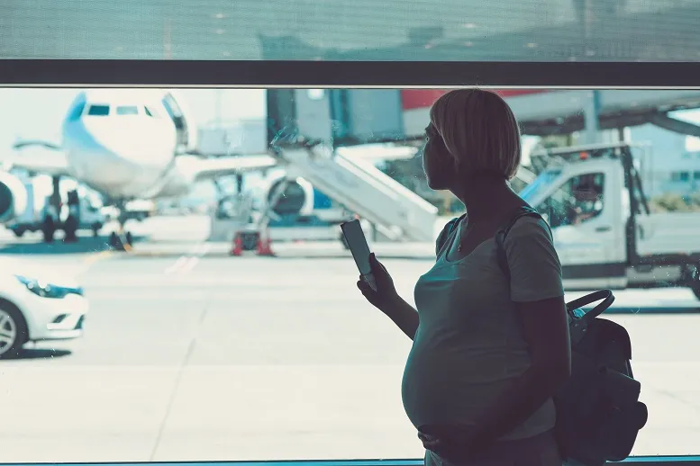 Latanie samolotem w ciąży − bezpieczne czy niewskazane?