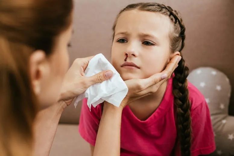 Jak zatamować krew z nosa u dziecka