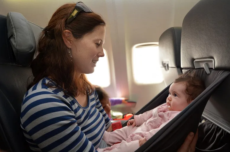 Jakie masz prawa w podróży samolotem z dzieckiem
