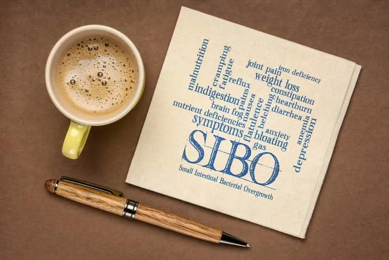 SIBO (zespół rozrostu bakteryjnego jelita cienkiego) – przyczyny, objawy i leczenie