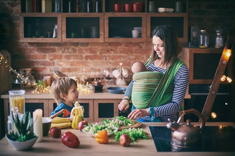 Dieta po porodzie − na co może sobie pozwolić mama w połogu i karmiąca piersią?