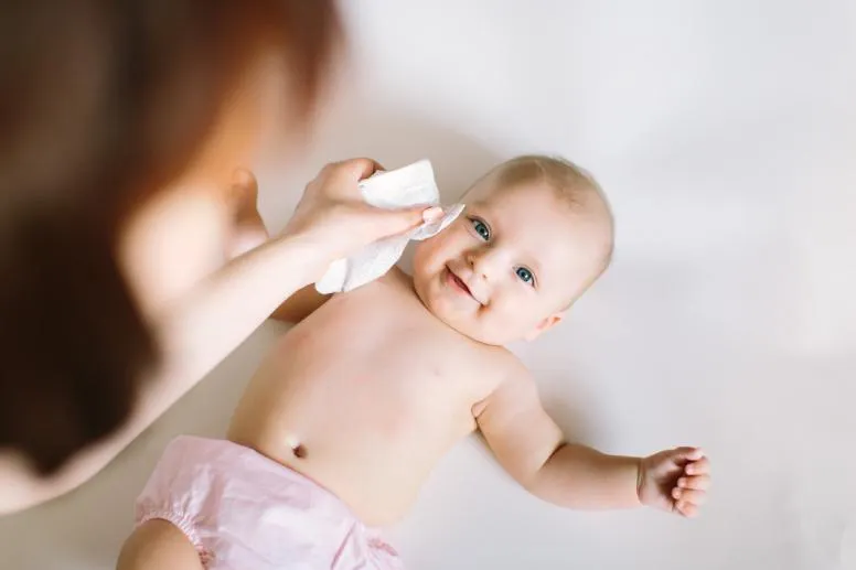 Przemywanie oczu noworodka – jak to robić?