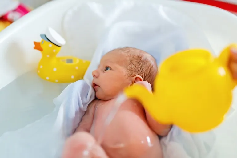 cada cuanto se debe bañar a un bebe recien nacido