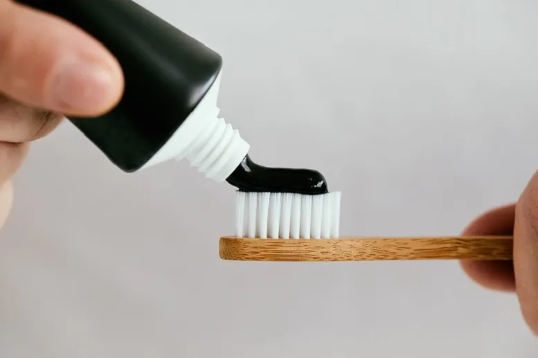 Czarna pasta do zębów - czy działa? Dentysta odpowiada!