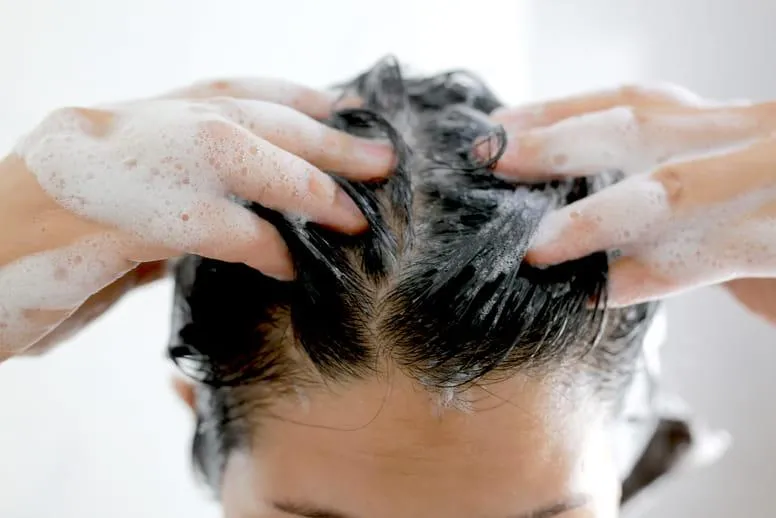 Peeling skóry głowy – jak go wykonać i jaki warto kupić?