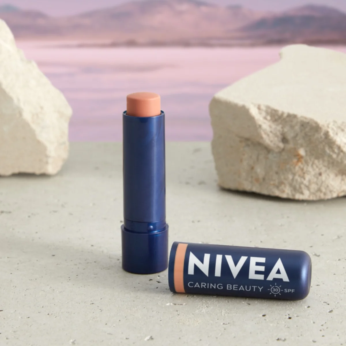 Nivea Caring Beauty 3w1 pomadka pielęgnująca Nude, 4,8 g
