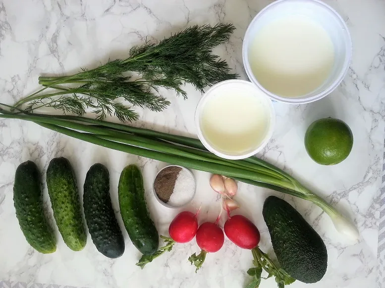 Przepis od dietetyka: zielony chłodnik ogórkowy z awokado i rzodkiewką