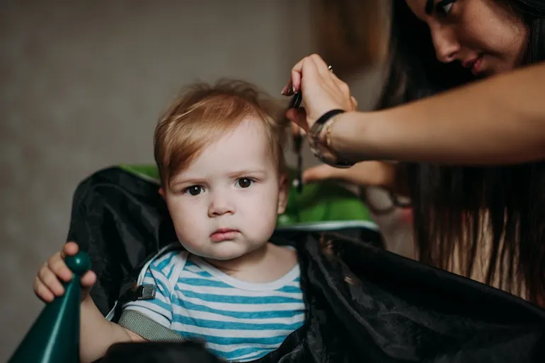 dziecko u fryzjera