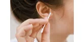 Jak czyścić uszy? Zobacz, jak prawidłowo używać patyczków i nie tylko!