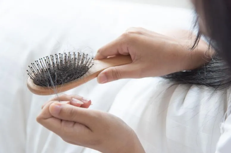 Wypadanie włosów u kobiet – co je powoduje?