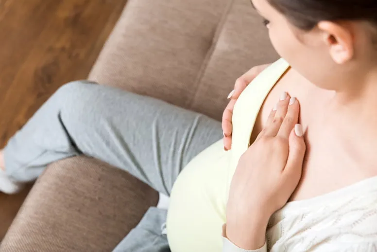 Sztuczny biust w ciąży