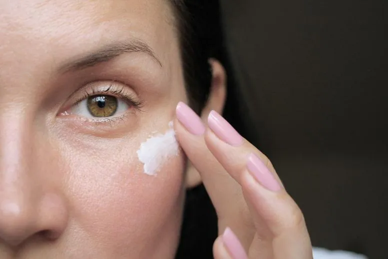 Pielęgnacja skóry wokół oczu – jak dbać o skórę pod oczami?